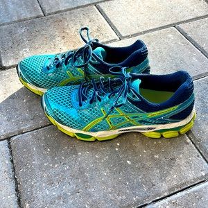 Women’s running shoes